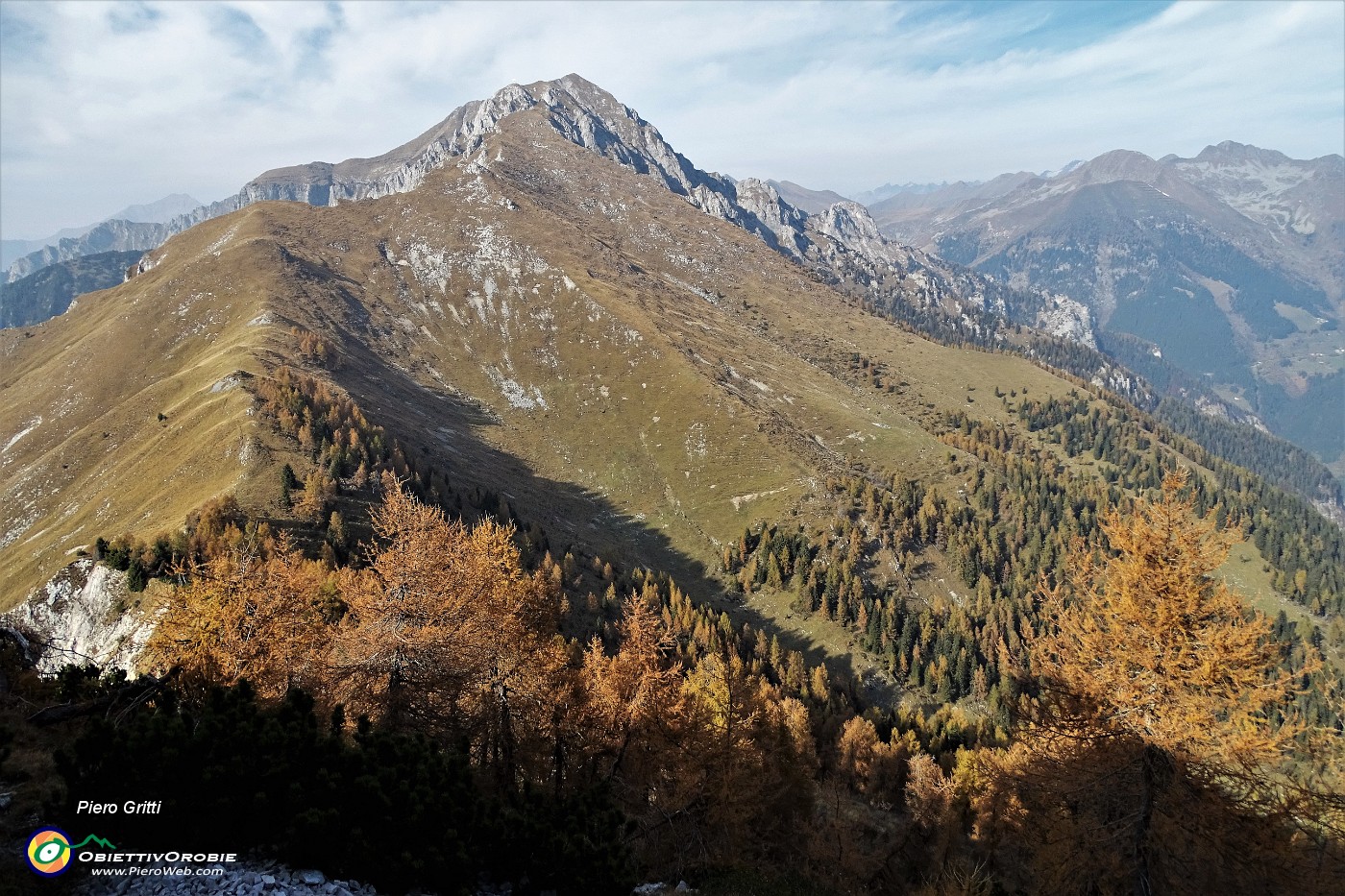 74 Scendiamo con vista in Monte Secco.JPG